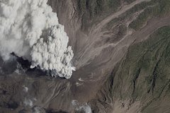 В популярной среди российских туристов стране произошло извержение вулкана
