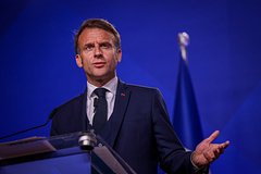 В России оценили разговор Макрона с Путиным словами &laquo;обошел на повороте Мерца&raquo;