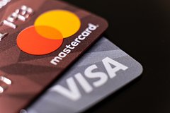 В России пообещали установить разумный срок для замены Visa и Mastercard