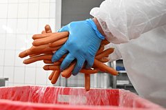 В российских сосисках нашли мясной клей