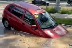В российском городе автомобиль ушел под землю