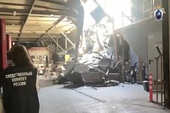 В российском городе на автосервис упала стена паркинга