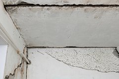 В российском городе в 63-летнем доме обвалился потолок