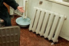 В российском поселке пенсионерам пришлось замерзать в выданной властями квартире