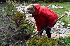 Врач рассказала о трех главных болезнях дачников