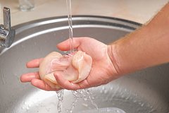 Врач развеял миф о мытье мяса перед готовкой
