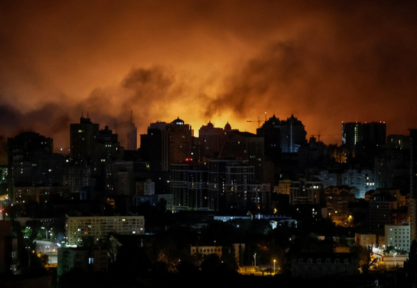 &laquo;За густым черным дымом не видно рассвета&raquo;. Киев попал под одну из самых масштабных атак России с начала СВО. Что известно?